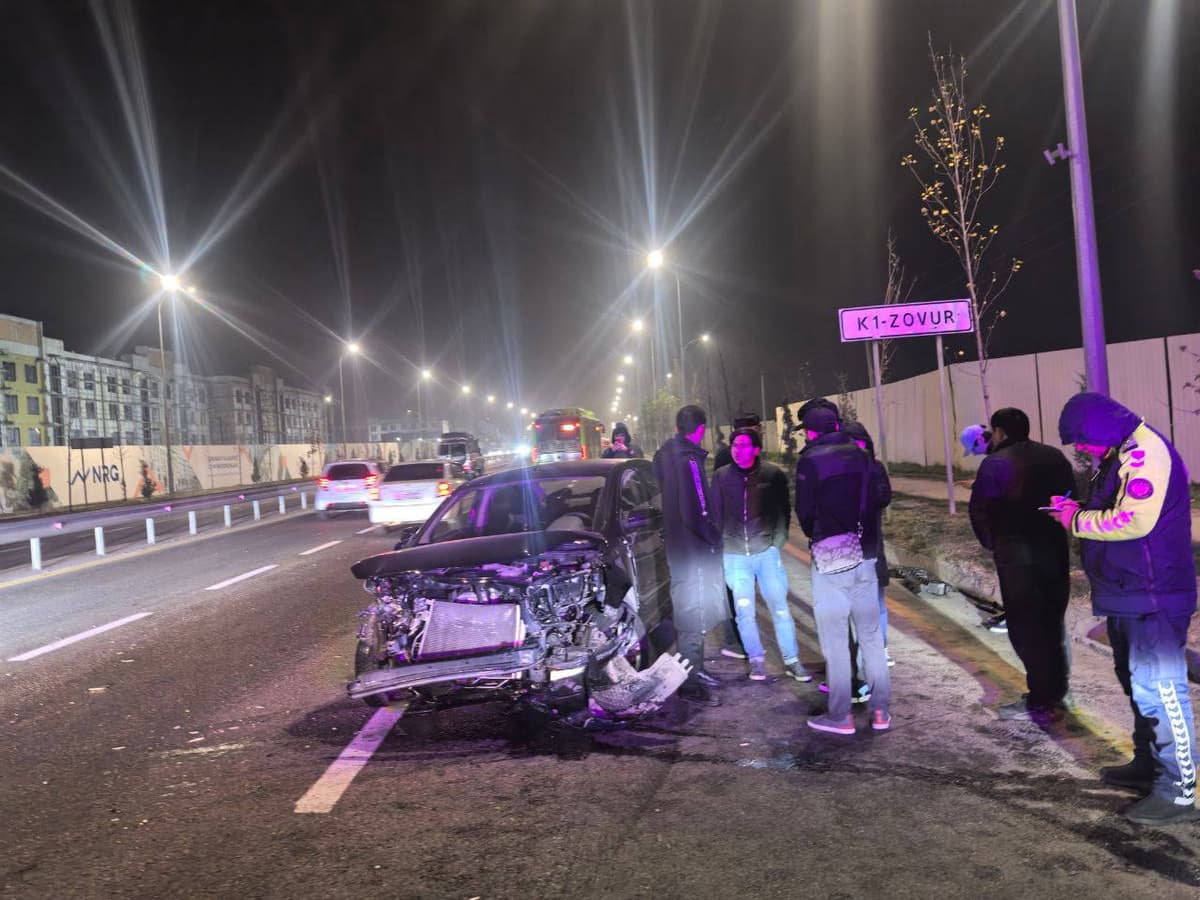 Yangi O‘zbekiston ko‘chasida Cobalt yo‘l chetidagi temir ustunga borib urildi