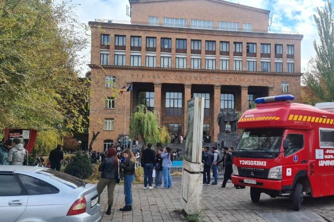 В Ереване в здании университета произошел взрыв — видео