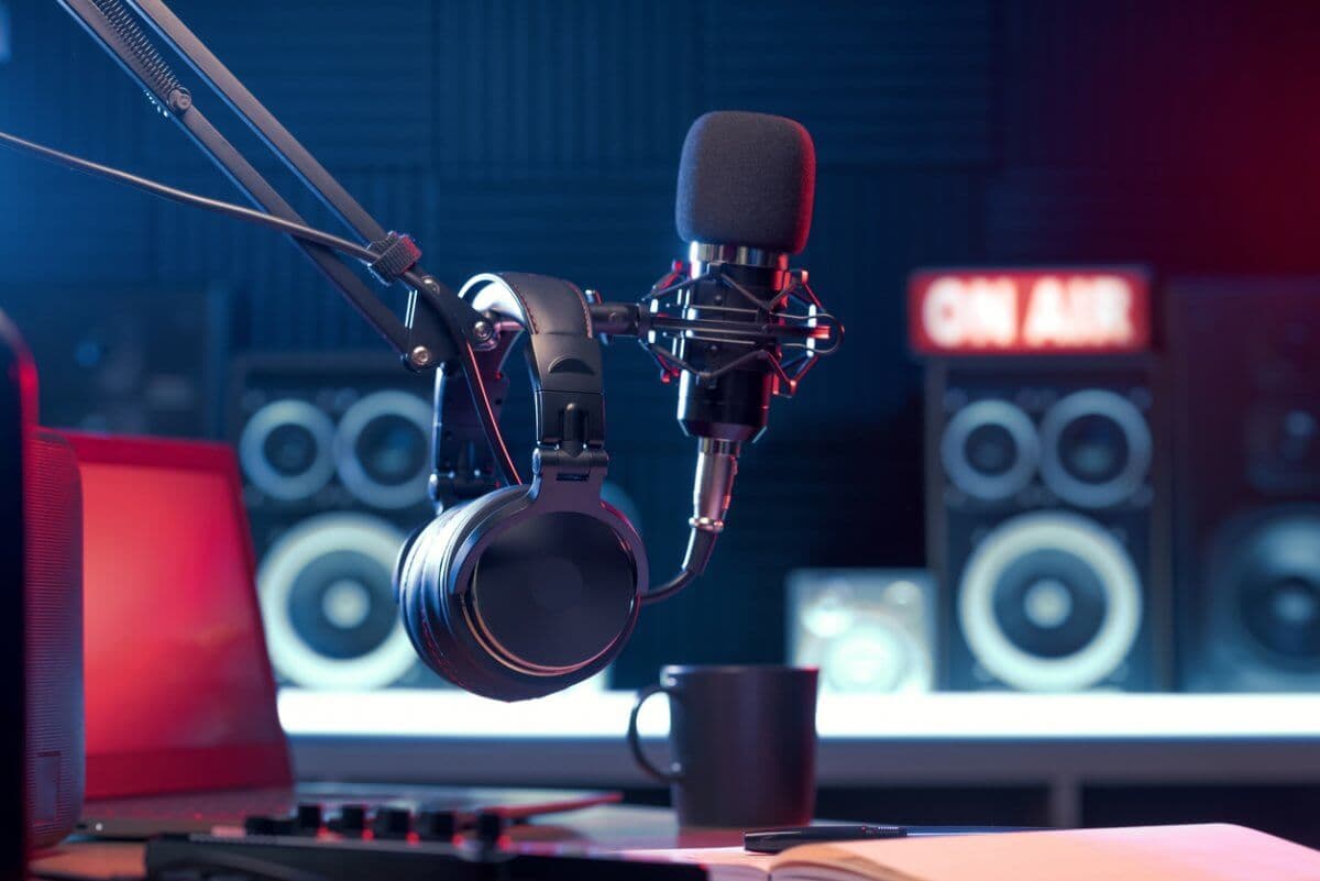 Polshada radiostansiya jurnalistlarni ishdan bo‘shatib, sun’iy intellektdan foydalanishga o‘tdi. Bu jamoatchilik e’tiroziga sabab bo‘ldi