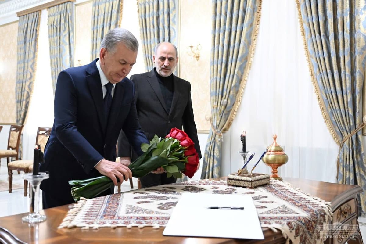 Мирзиёев Эрон президенти вафоти муносабати билан элчихонада ҳамдардлик билдирди