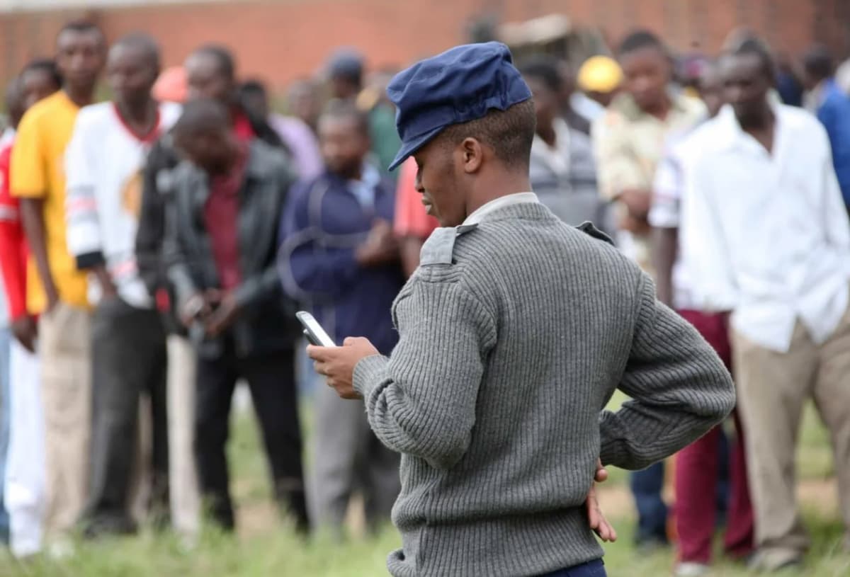 Zimbabve politsiyasiga xizmat vaqtida mobil telefondan foydalanish taqiqlandi