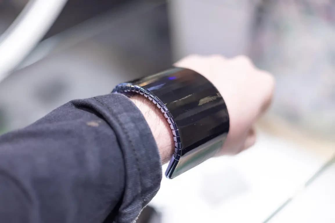 Samsung қўлга тақиладиган эгилувчан смартфонни намойиш этди 