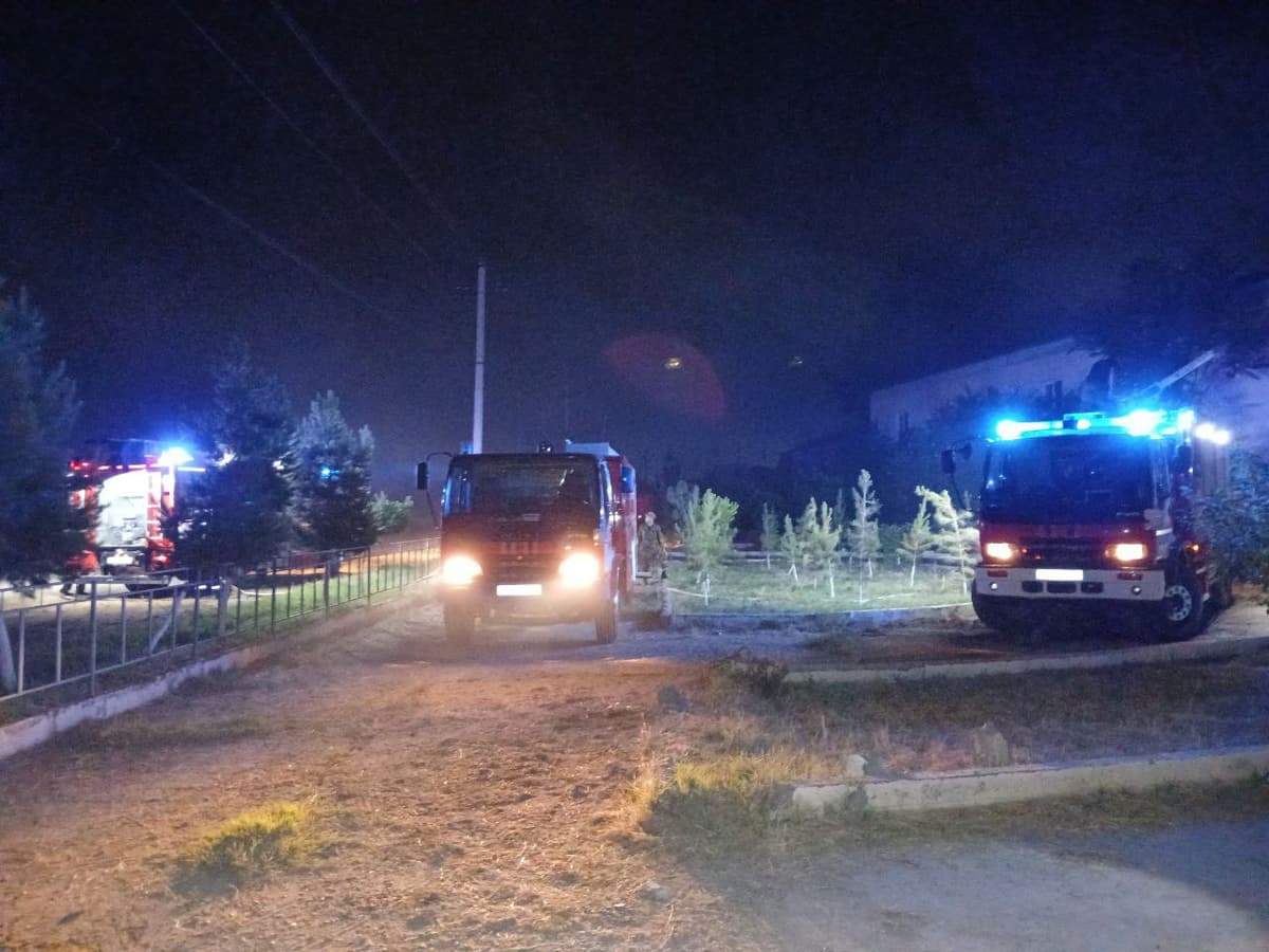 В Гулистане произошел пожар на лакокрасочном заводе