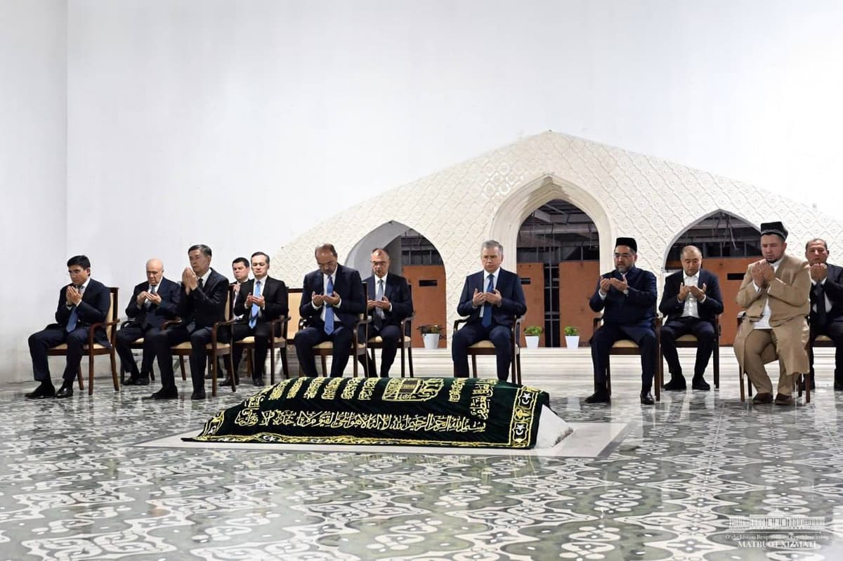 Shavkat Mirziyoyev visits Imam Bukhari's mausoleum in Samarkand