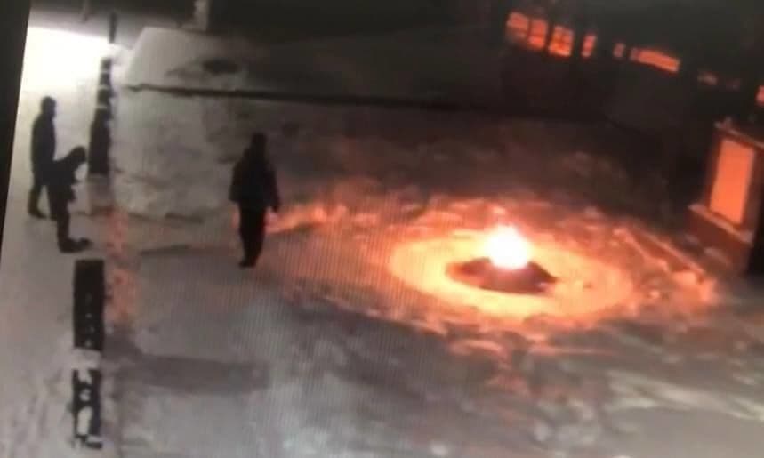 Rossiyada o‘zbekistonlik bolalar «Mangu olov»ni o‘chirib qo‘ydi. Endi ularni oilasi bilan deportatsiya qilishmoqchi