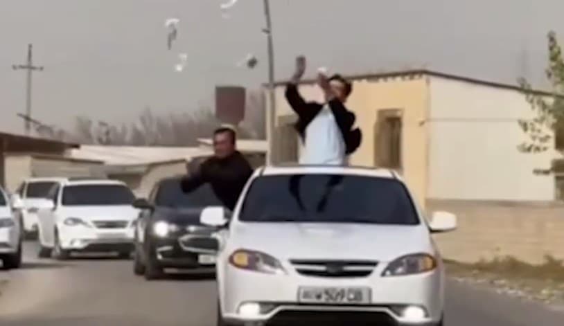 Samarqandda mashinadan tanasini chiqarib soxta dollar sochganlarga chora ko‘rildi