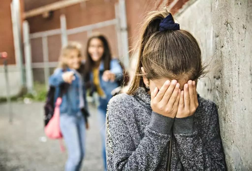 Toshkentda o‘quvchi qiz sinfdoshlari tomonidan ruhiy zo‘ravonlikka uchragani aniqlandi