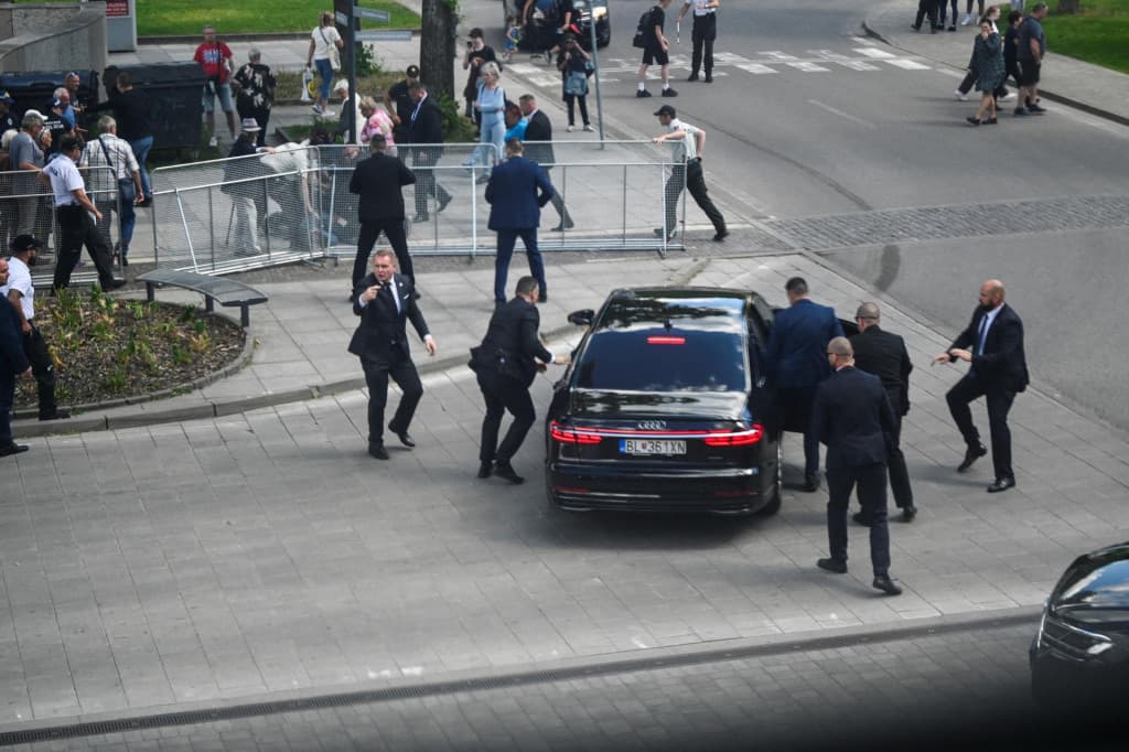 Состояние пострадавшего при покушении премьера Словакии остается тяжелым 