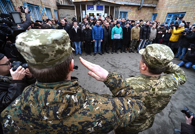 Ukrainalik erkaklar yangi safarbarlik qonuni tufayli mulklarini yaqinlariga o‘tkazmoqda - OAV