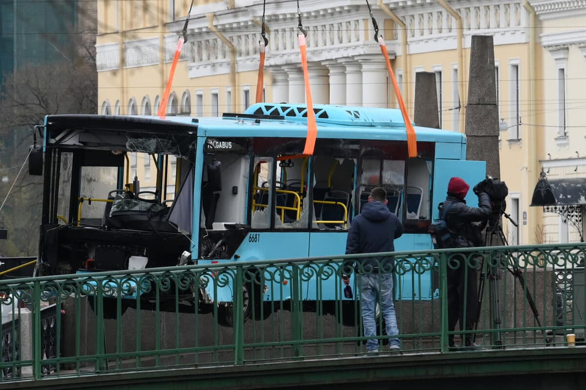Peterburgda avtobus daryoga qulashi oqibatida 7 kishi halok bo‘ldi