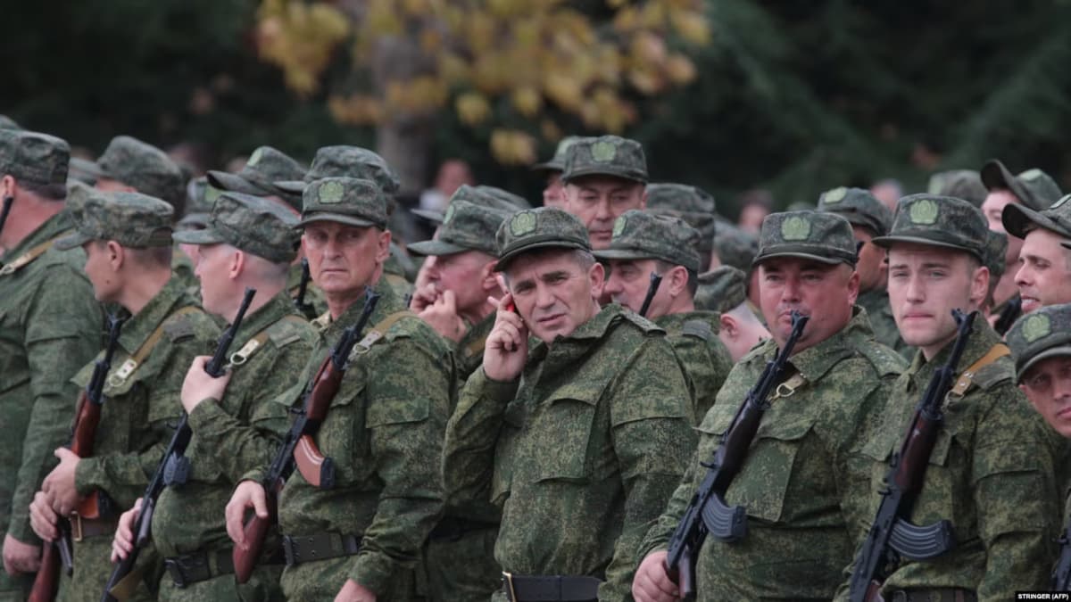 Шартнома бўйича ҳарбийлар 65 ёшга тўлмагунча Россия армиясидан бўшатилмайди