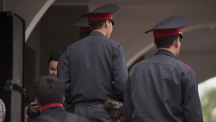 В Кыргызстане отклонили законопроект о запрете видеосъемки милиционеров
