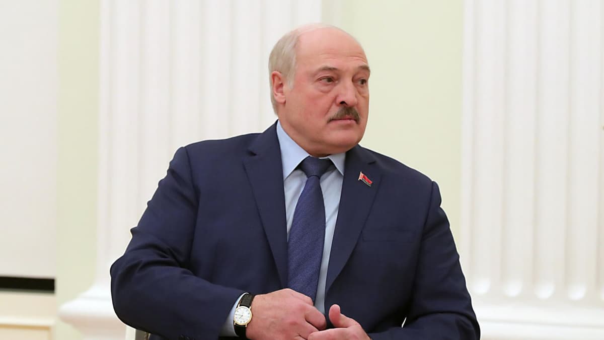 Лукашенко яна 20 нафар сиёсий маҳбусни афв этди