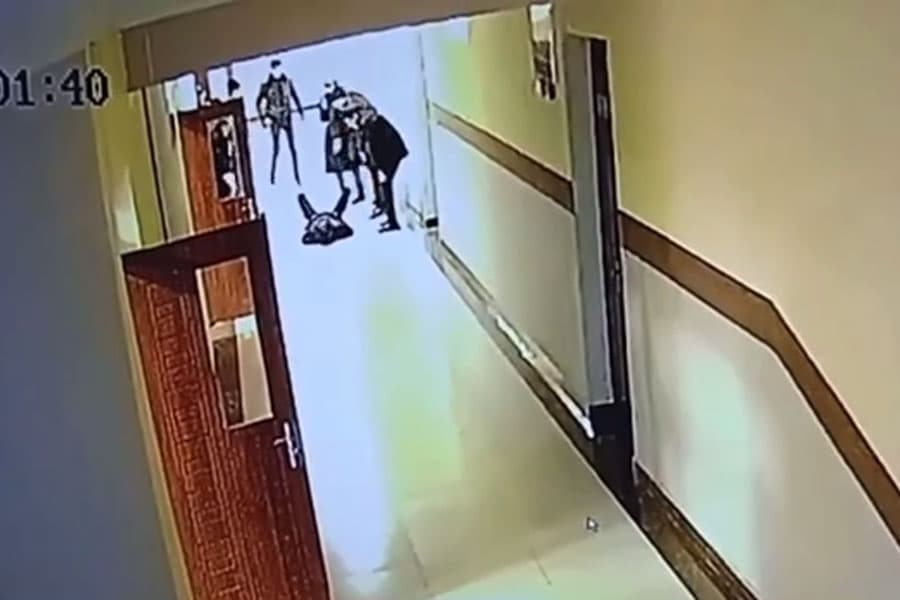 Сообщается, что 15-летнему школьнику в Кашкадарье сверстники сломали позвоночник