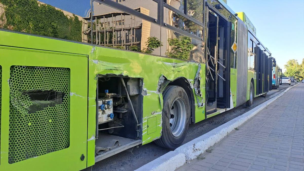 Toshkentda avtobus bilan teplovoz to‘qnashdi 