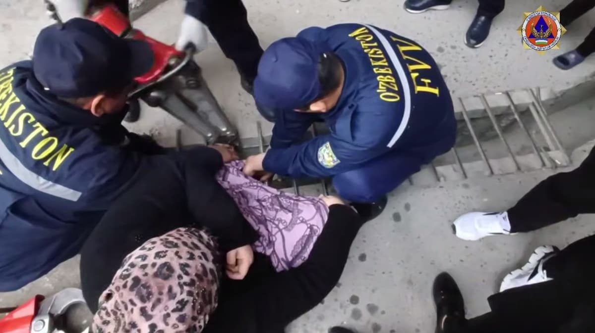 В Самарканде спасатели помогли женщине, нога которой застряла в решетке водостока