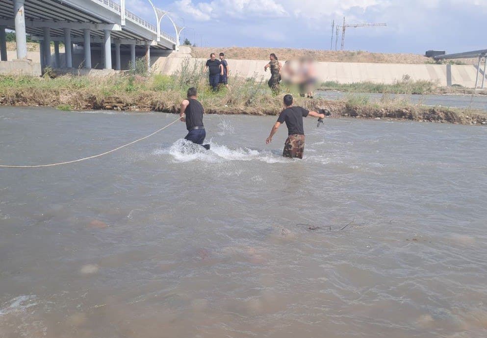 Child stuck in middle of a river rescued in Tashkent region