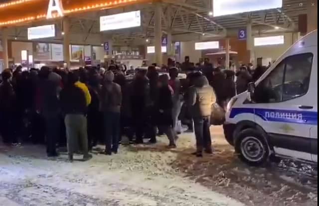 Москвада мигрантлар полиция билан тўқнашди, 82 киши ҳибсга олинди