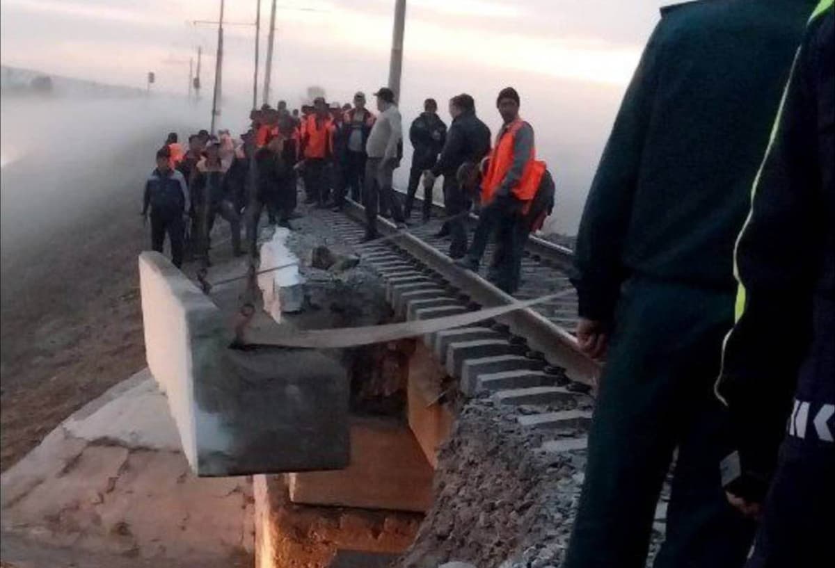 Jizzax viloyatida yuk mashinasi temiryo‘l ko‘prigini shikastladi