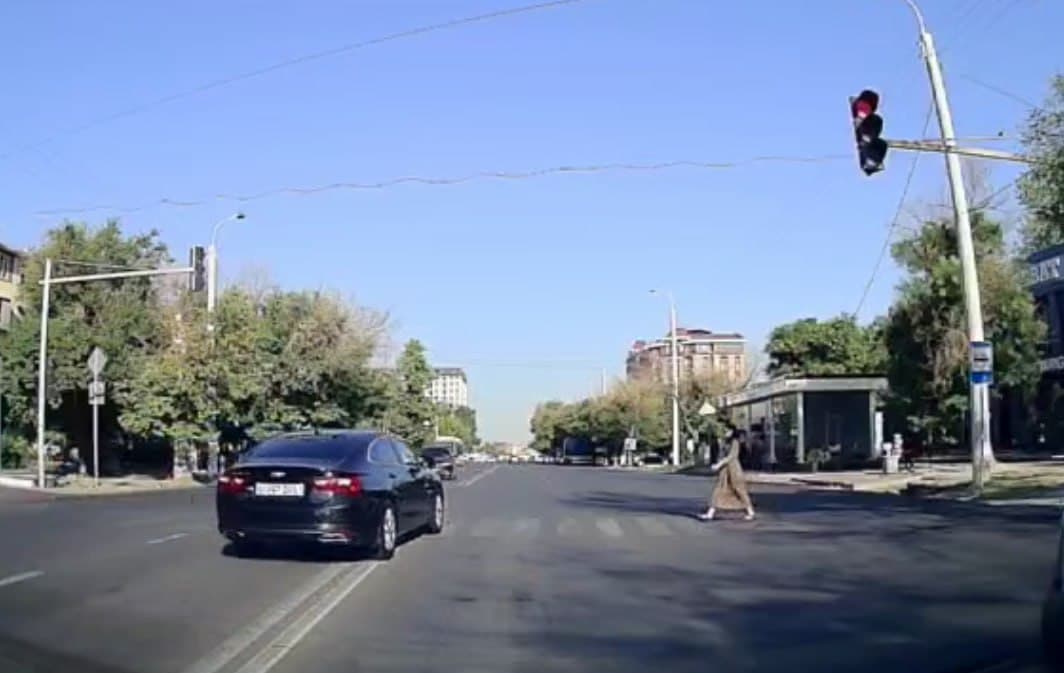 В объектив камеры попал автомобиль чиновника Агентства по делам молодежи, грубо нарушивший ПДД 