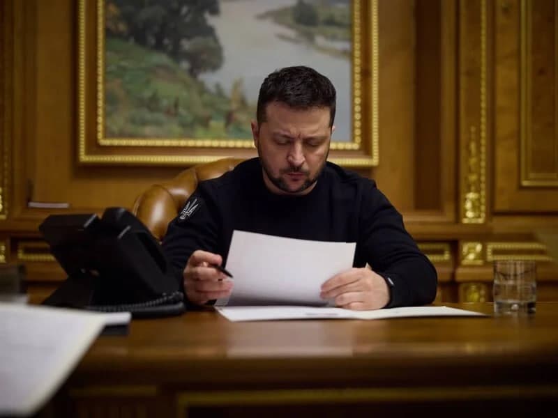 Zelenskiy bir qator ukrainalik diplomatlarni ishdan oldi