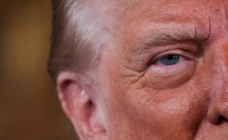 Трамп Гренландия ва Панама каналини куч билан эгаллаш эҳтимолини истисно этмаяпти