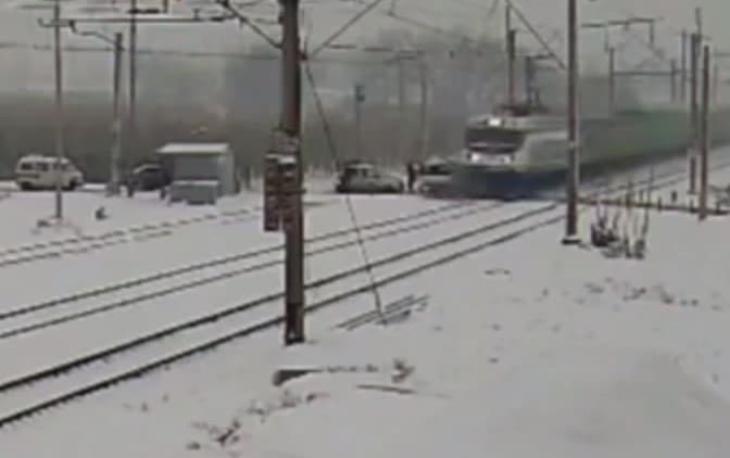 Freight train hits Damas car at railway crossing in Tashkent region 