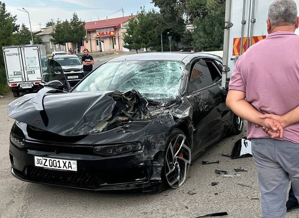 Car cleaner crashes a Zeekr 001 e-car worth over $50,000 in Samarkand (video)