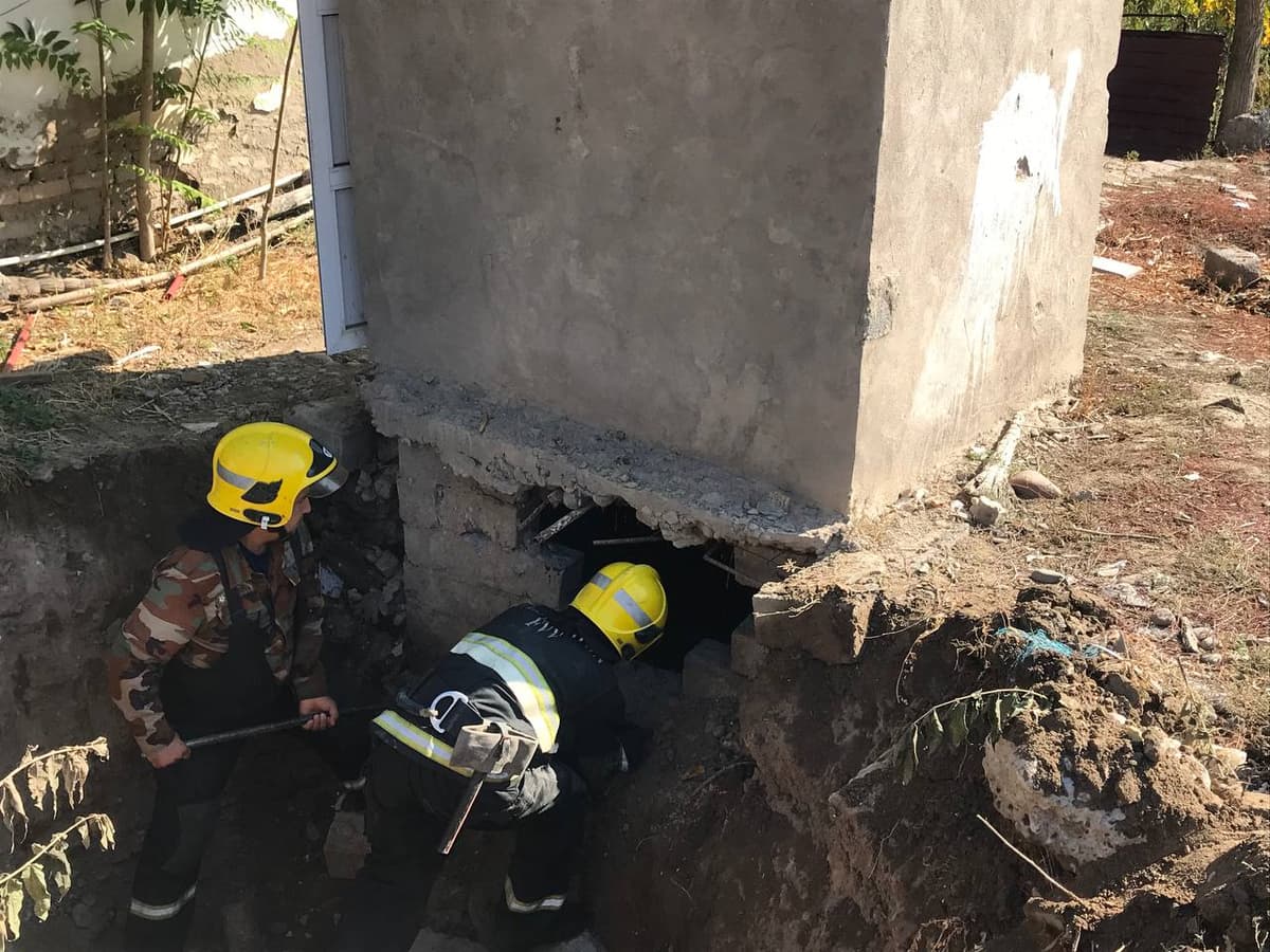 В Ташкентской области сотрудники УЧС спасли ребенка, упавшего в выгребную яму туалета