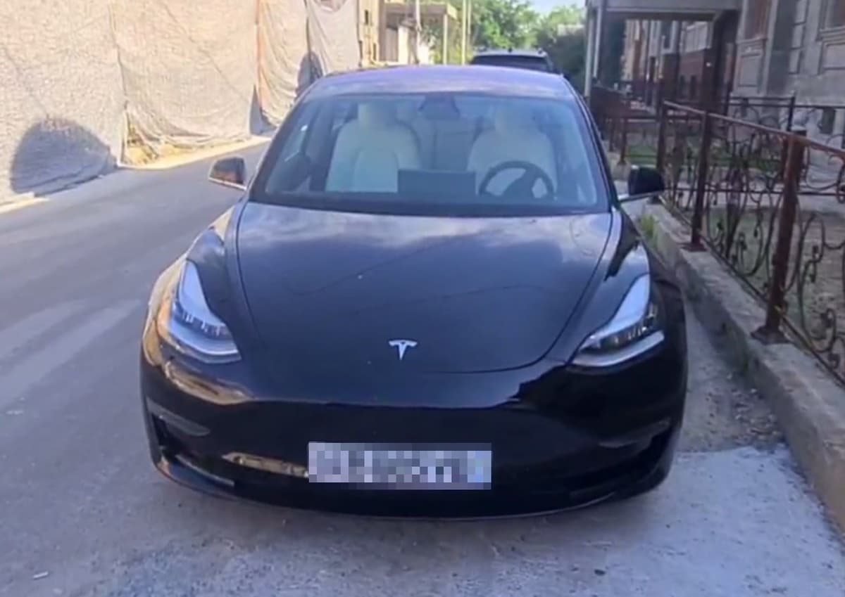 МИБ 200 га яқин қоидабузарлик қилган ҳайдовчининг Teslaʼсини хатлади
