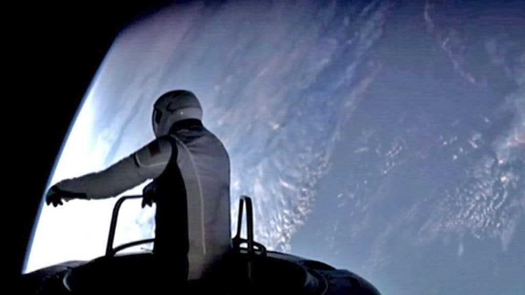 Tarixda ilk bor professional bo‘lmagan astronavtlar ochiq kosmosga chiqdi