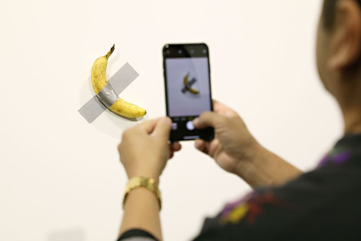 Sotheby’s Mauritsio Kattelanning banan installyatsiyasini 1,5 mln dollar qiymatda sotuvga qo‘yadi