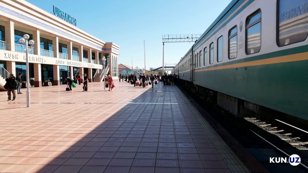 Пассажирам железнодорожного транспорта в пути бесплатно предоставляются питьевая вода, чай и сахар