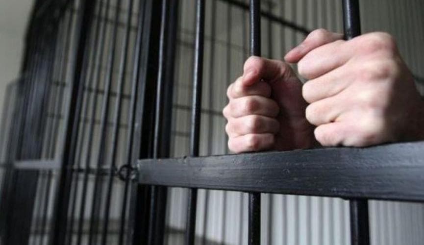 18 yoshli xavfli retsidivist: Namanganda mashina olib qochgan o‘smir ozodlikdan mahrum qilindi