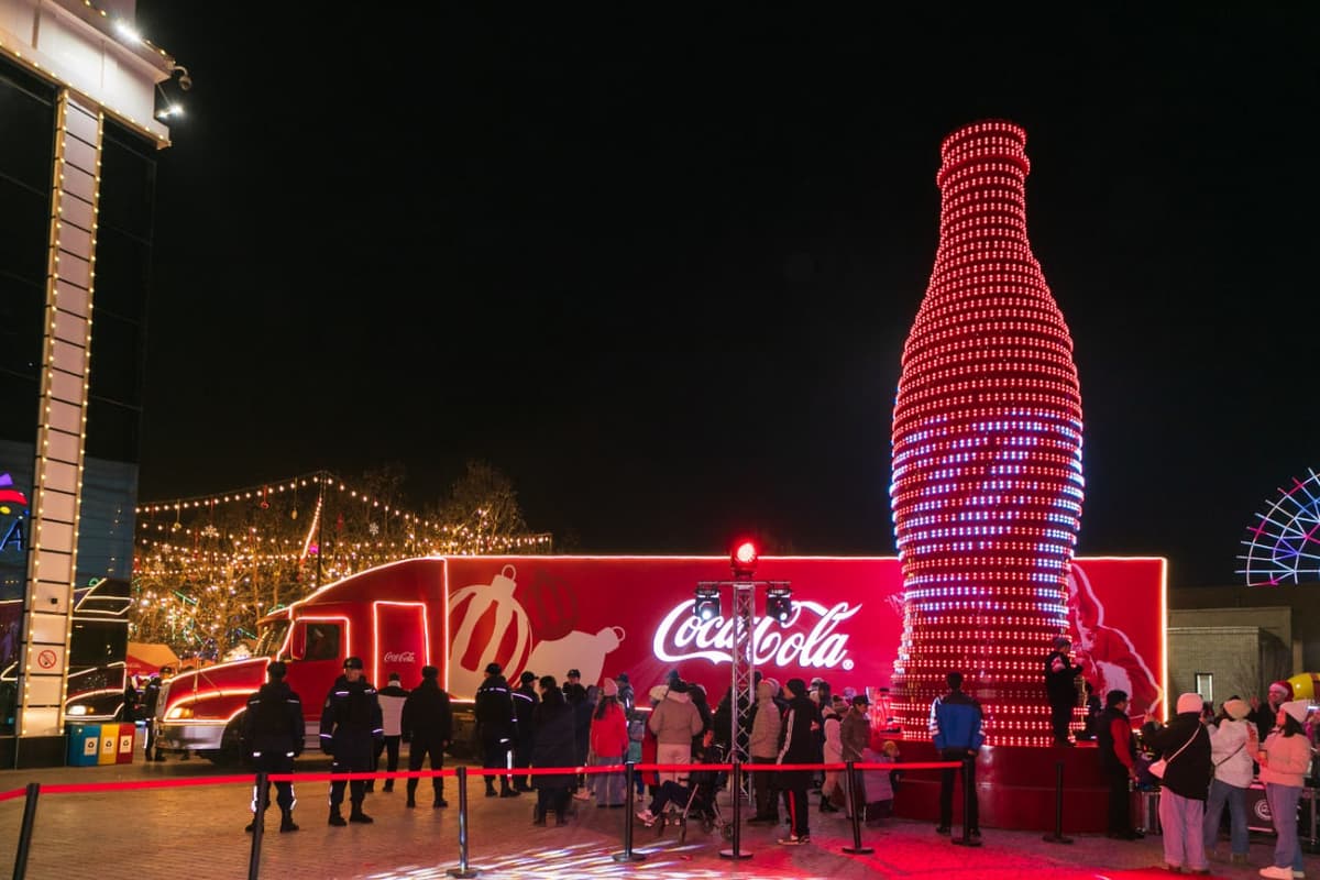 Coca-Cola байрам шукуҳини яратмоқда: машҳур карвон Ўзбекистоннинг 10 та шаҳрига ташриф буюрди