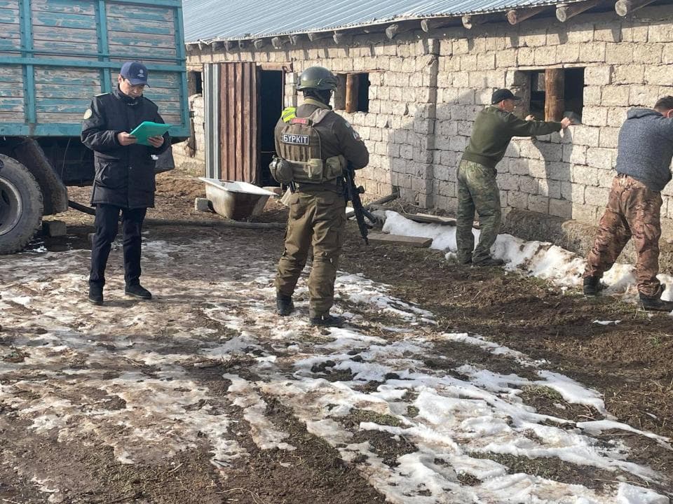 Обнаружен скрытый тоннель из Казахстана в Узбекистан для контрабанды нефтепродуктов