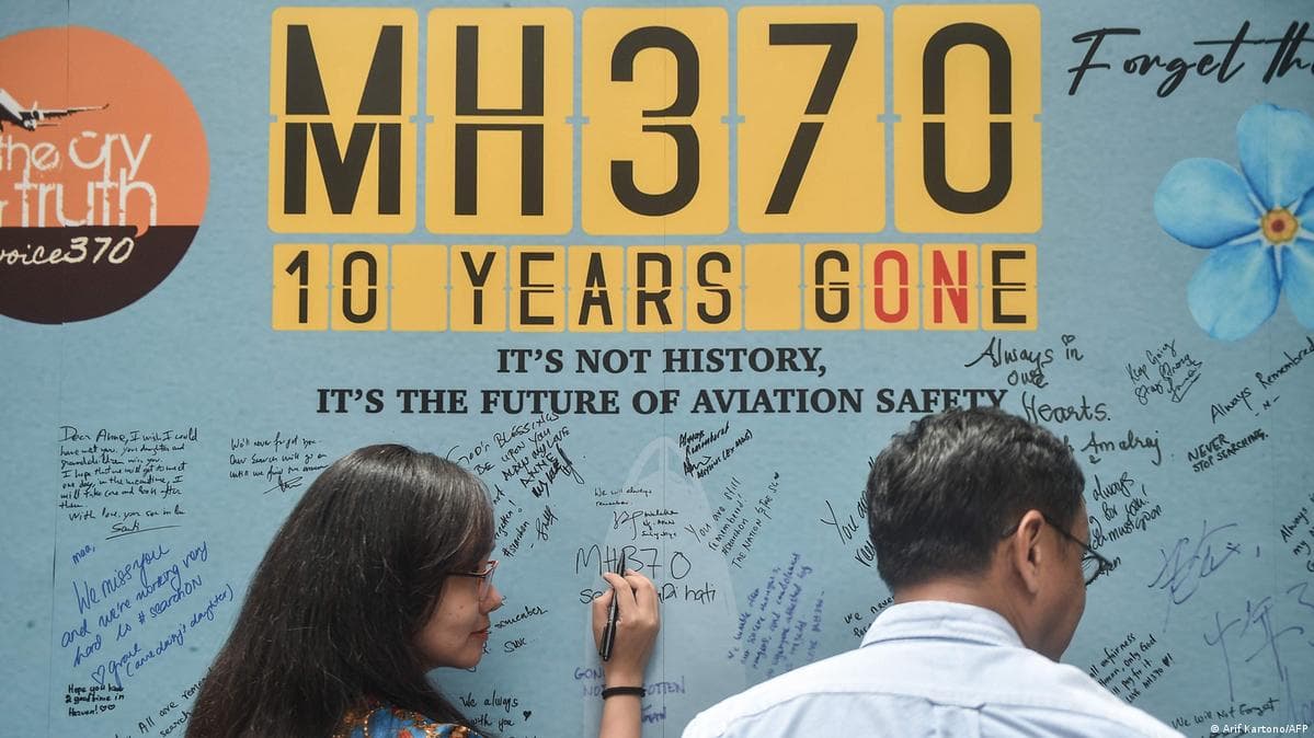 MH370 рейси йўловчиларининг оилалари қидирув ишларини қайта бошлашга чақирди