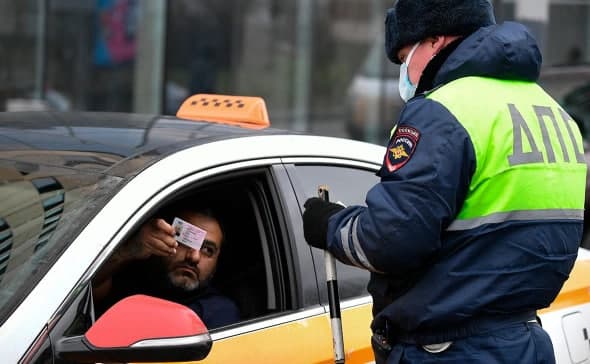 Россияда такси ҳайдовчилари тақчиллигини мигрантлар ёрдамида ҳал этиш таклиф қилинди
