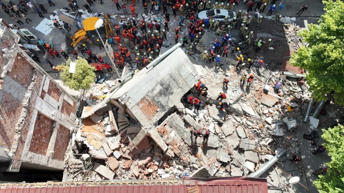 Istanbulda 4 qavatli turar joy binosi qulab tushdi