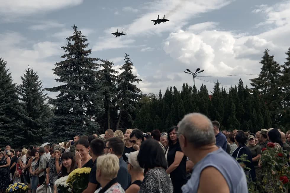 Пилшчиков ва Мес — Украина F-16 самолётлари олишига ёрдам берган дўстлар. Уларнинг иккиси ҳам ҳалок бўлди
