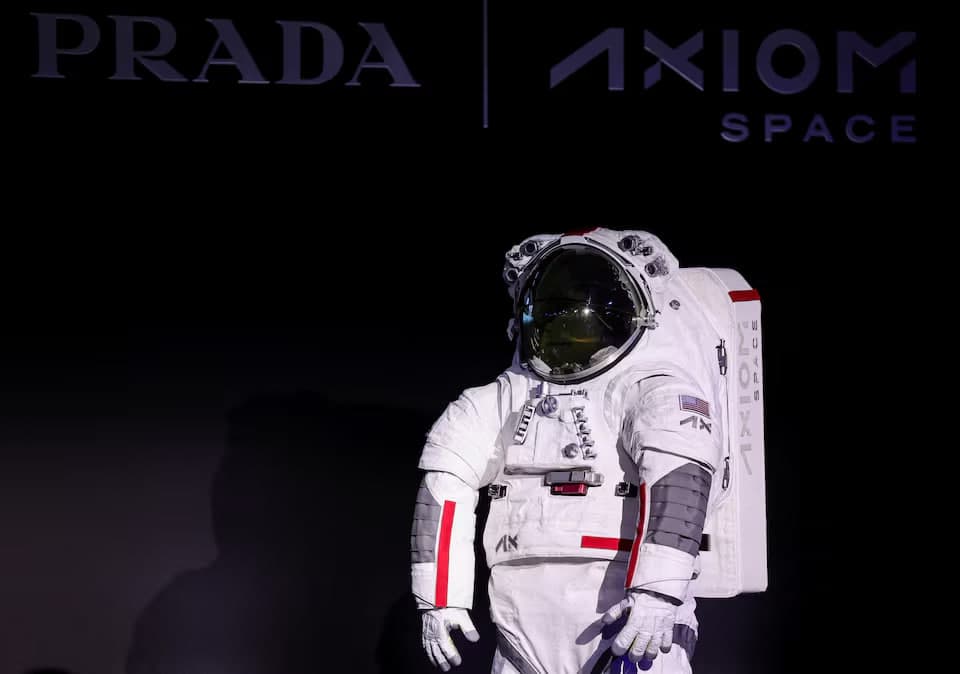 Astronavtlar Oyga uchishda kiyadigan skafandrlar namoyish etildi. Ularni Prada dizaynerlari ishlab chiqqan
