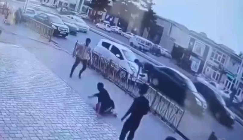 Young man stabs a citizen standing on street in Margilan