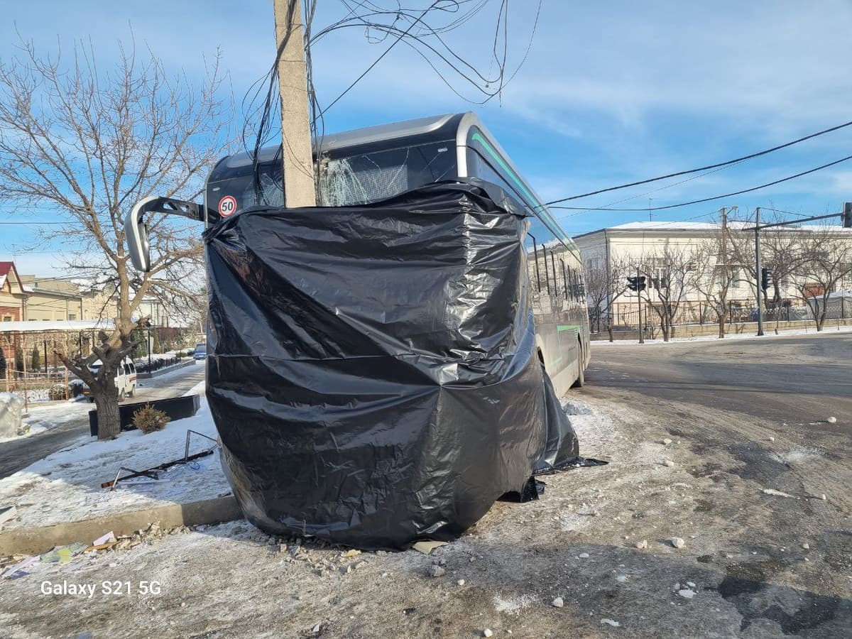 В Ташкенте электробус врезался в столб из-за гололедицы