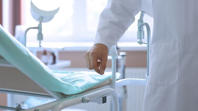 В Янгиюле стоматолог, домогавшийся пациентки, получил 5 суток