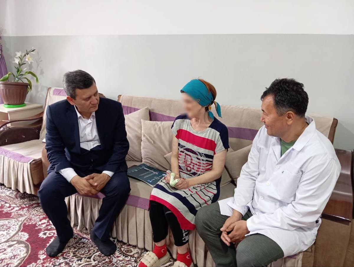 Sirdaryodagi “Muruvvat” uyida davolanayotgan aqli zaif bemorni mazax qilgan xodimlar jarimaga tortildi