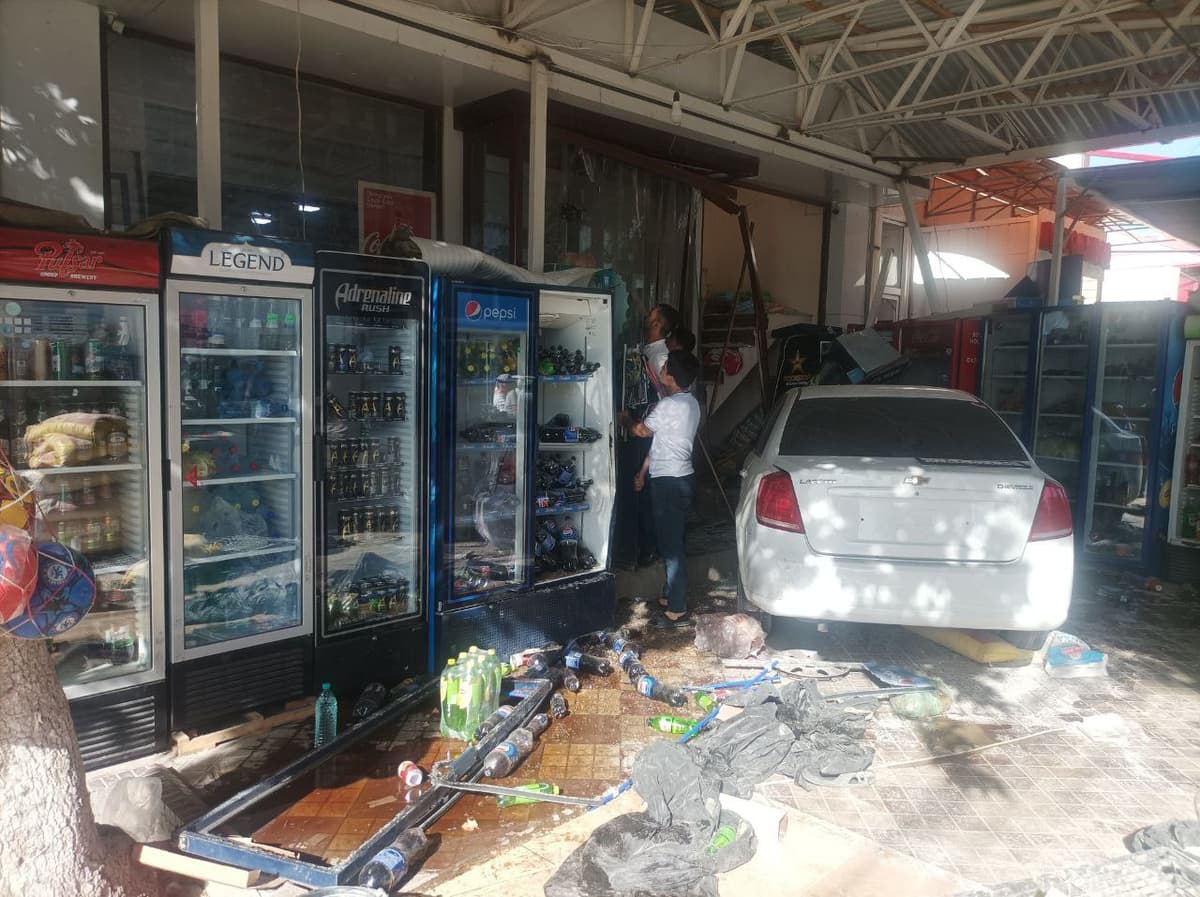 Samarqandda Lacetti yuqori tezlikda do‘konga urildi