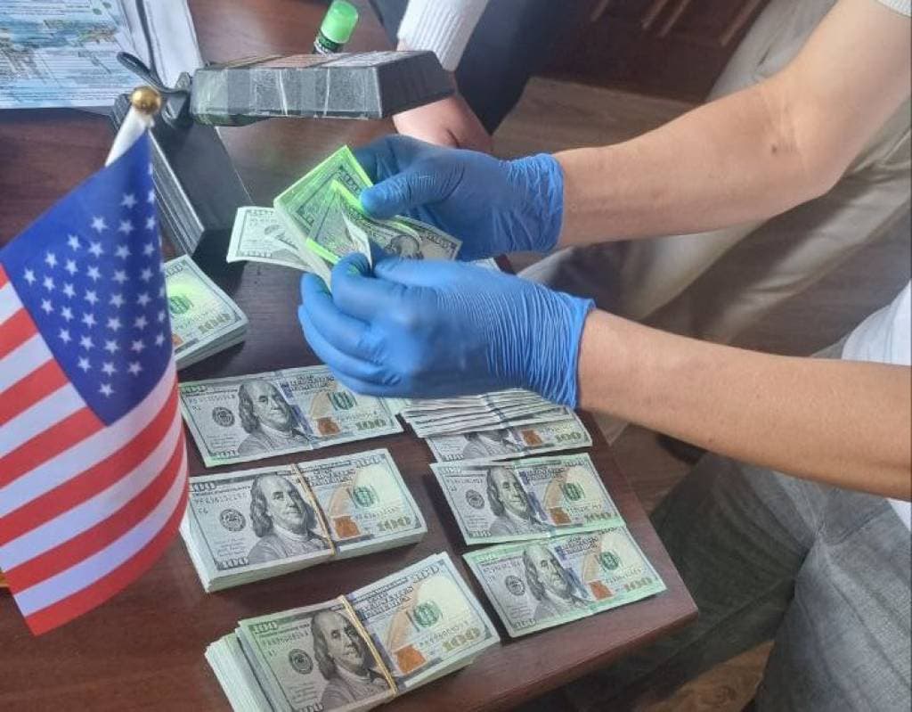 Fuqaroni 50 ming dollar evaziga AQShga yubormoqchi bo‘lgan shaxs ushlandi