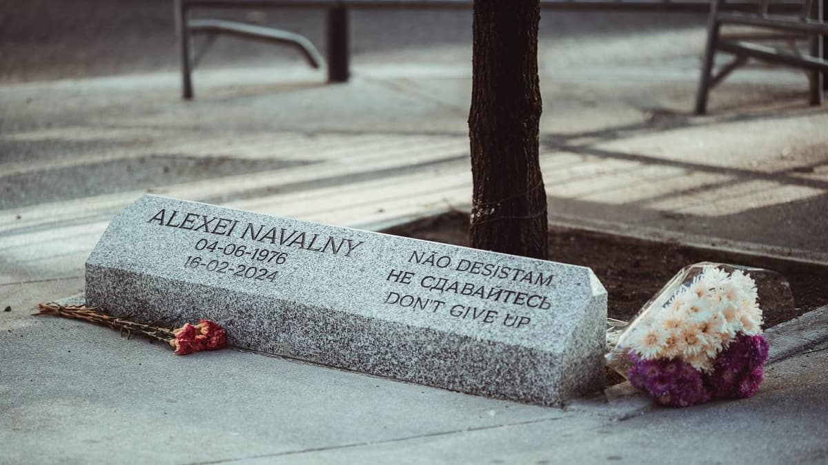 Portugaliyada Aleksey Navalniy memoriali ochildi. U Rossiya elchixonasi yaqinida joylashgan