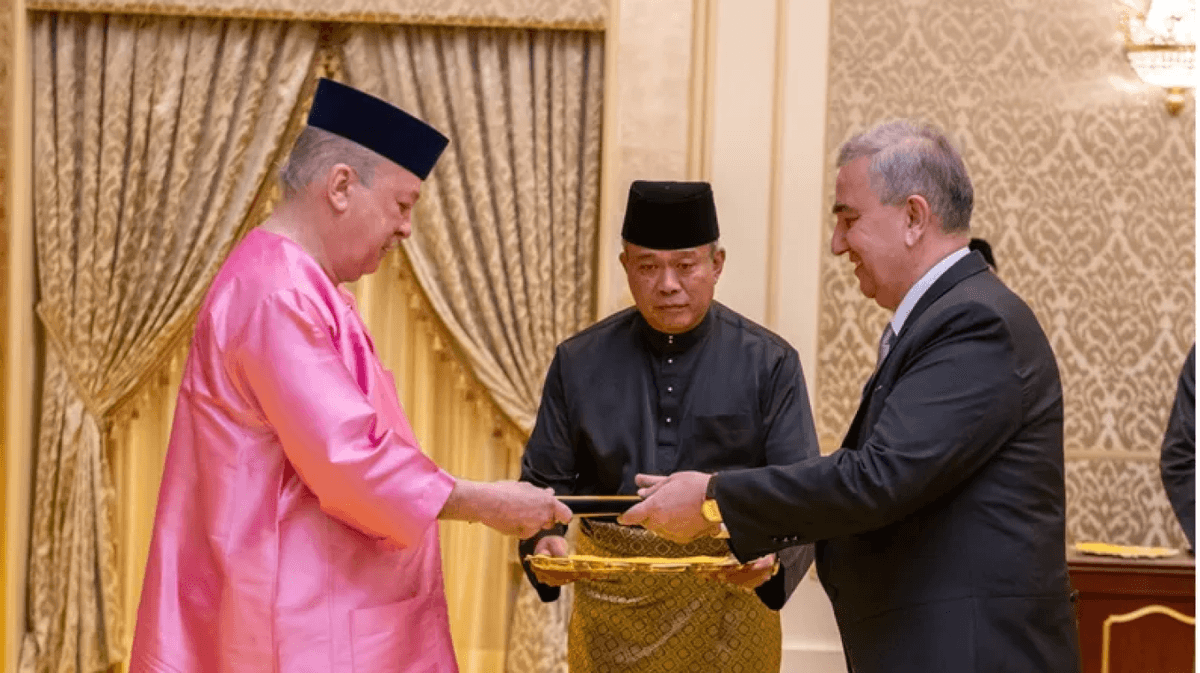 Uzbekistan’s new ambassador presents his credentials to King of Malaysia