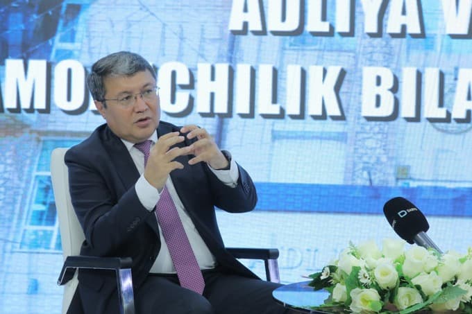 Prezident adliya vazirini lavozimidan ozod etishi mumkinligidan ogohlantirdi